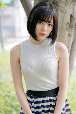 女主直播给粉丝脱内衣